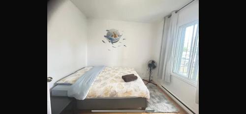 モントリオールにあるhomestayの白い部屋にあるベッドのある寝室
