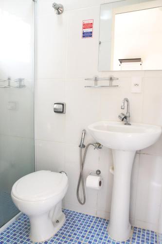 a bathroom with a toilet and a sink and a shower at Unibarão Hotel -Próximo as Universidades Unicamp-Puc-Hospitais -Bancos-Restaurantes-Praça Capital -Shopping Dom Pedro - Expo dom pedro-Ceasa in Campinas