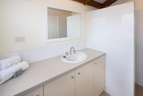 a bathroom with a sink and a mirror at Tresco, Town central-beach end in Dunsborough
