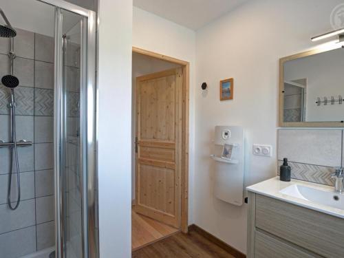 bagno con doccia, lavandino e porta di Gîte 4 pers, terrasse & jardin, près des Bois Noirs - FR-1-496-348 a Saint-Priest-la-Prugne