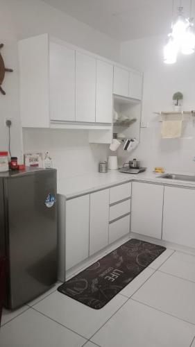 Кухня или мини-кухня в Kuzairy homestay
