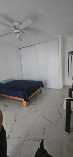 a bed in a room with a ceiling at Céntrico León Guanajuato México in Sofía