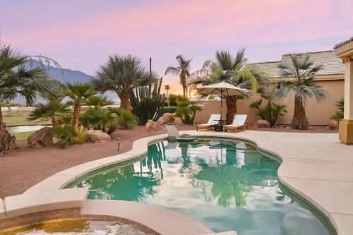 Πισίνα στο ή κοντά στο Luxe Palm Springs Villa- Sunset Oasis Private Heated Pool & Spa on Golfcourse