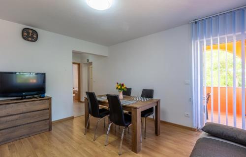 Awesome Apartment In Umag With Wifi