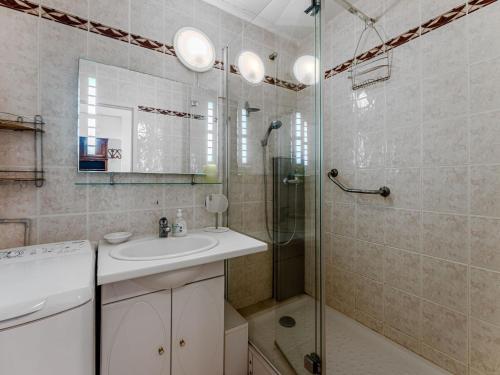 Ένα μπάνιο στο Appartement T2 avec vue océan et parking à Biscarrosse - FR-1-521-261