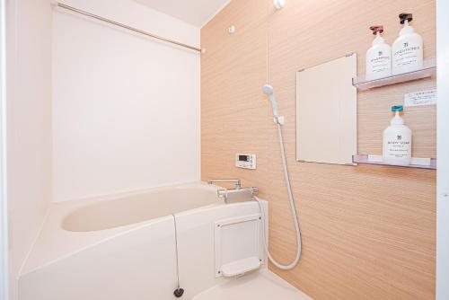 Un baño con ducha y lavabo blanco. en 67Apt Shinkoiwa, en Tokio