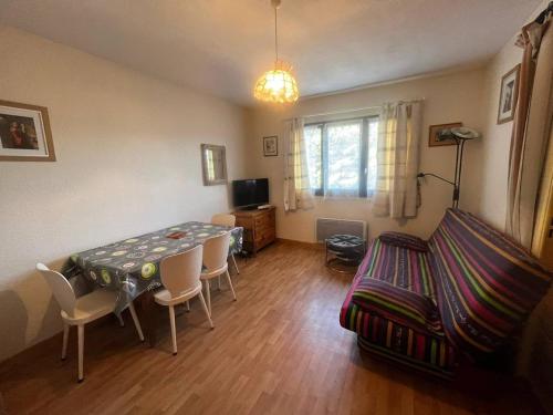 Appartement 1 pièce et coin nuit au centre des Angles - FR-1-593-130