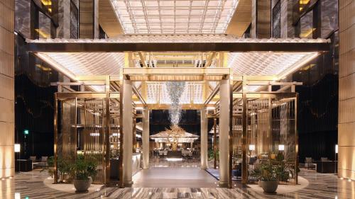 - une séance dans le hall d'un bâtiment doté d'un lustre dans l'établissement Hotel Okura Manila at Newport World Resorts, à Manille