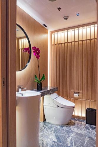Salle de bains dans l'établissement Hotel Okura Manila at Newport World Resorts