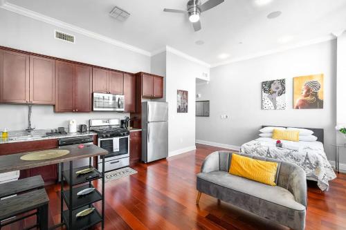 a kitchen with a couch and a bed in a room at XL Studio - Chic Flat - Rooftop Pool & Gym in Philadelphia