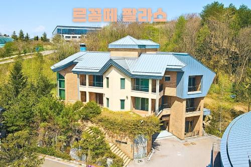 an aerial view of a house with a blue roof at Le comte bleu in Pyeongchang 