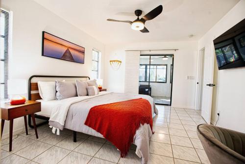 Un dormitorio con una cama y un ventilador de techo. en House With A Boat - Boat, Heated Pool, Fishing, en Cabo Coral