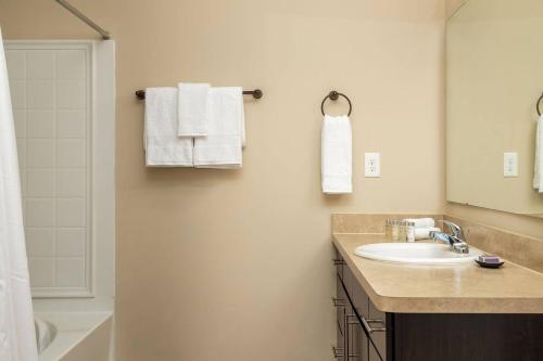 Ένα μπάνιο στο The New Albany Perch Top Floor Pet-friendly!