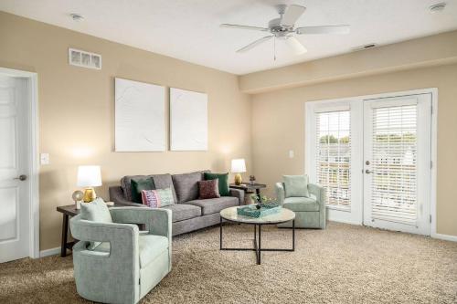 Χώρος καθιστικού στο The New Albany Perch Top Floor Pet-friendly!