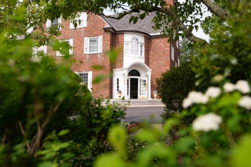 a red brick house with a white door at Villa Signor in Norwich