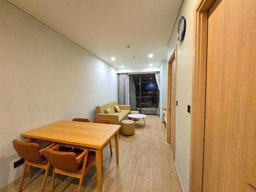 Un lugar para sentarse en Comzy Homestay by Citadines Residence Ha Long
