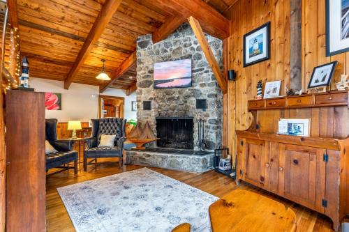sala de estar con chimenea de piedra en Bluff House Inn, en Gouldsboro