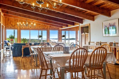 Un restaurante o sitio para comer en Bluff House Inn