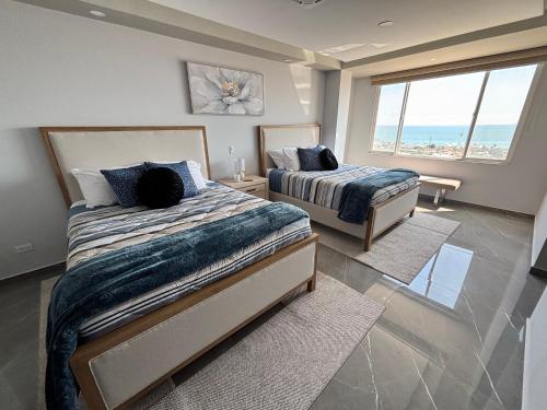 2 Betten in einem Schlafzimmer mit Meerblick in der Unterkunft Rosa alta - Apt 302 in El Suazal