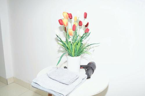 a vase of tulips sitting on top of a sink at Phương Anh 303DM2 in Hanoi