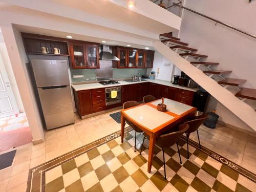 Una cocina o zona de cocina en Luxury Oasis in the Old Town of Panama