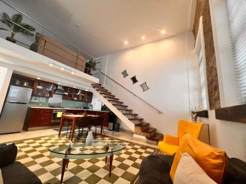 una sala de estar con un sofá y una mesa en Luxury Oasis in the Old Town of Panama, en Panamá