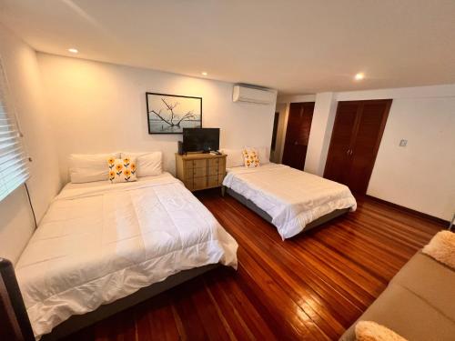 Cama o camas de una habitación en Luxury Oasis in the Old Town of Panama