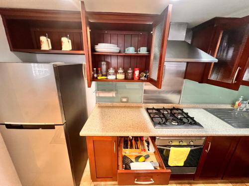 Una cocina o zona de cocina en Luxury Oasis in the Old Town of Panama