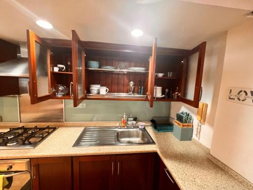 Una cocina o zona de cocina en Luxury Oasis in the Old Town of Panama