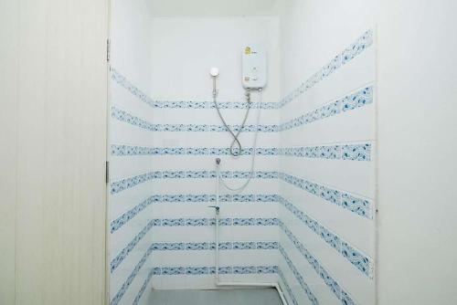 a bathroom with a blue and white tile wall at GO Inn Rama 3 BKK - โกอินน์ พระราม 3 in Bang Khlo