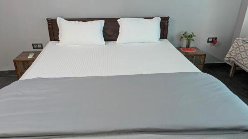 Postel nebo postele na pokoji v ubytování Udayachal House