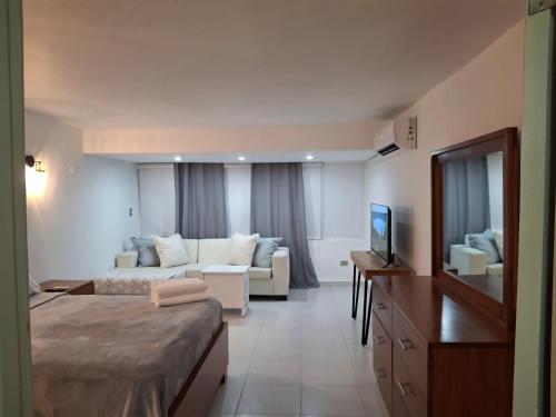 Ένα ή περισσότερα κρεβάτια σε δωμάτιο στο Modern condo in middle of Sosua