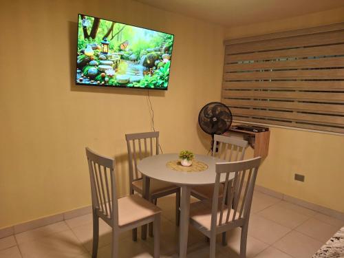 TV a/nebo společenská místnost v ubytování Modern condo in middle of Sosua