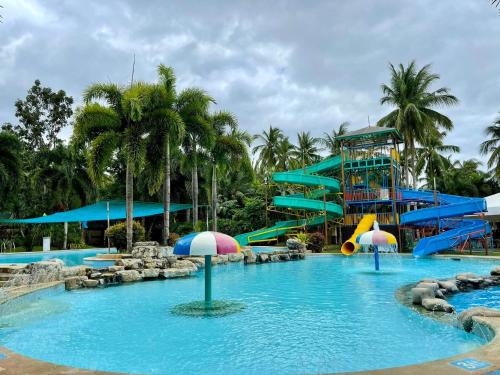 un parco acquatico con scivolo e scivoli d'acqua di Green Nature Resort and Leisure Park Nagcarlan Laguna a Nagcarlan