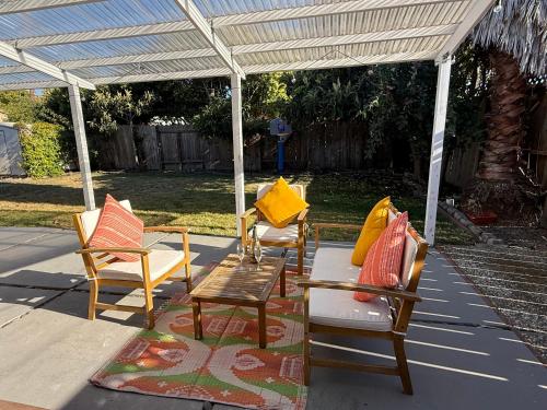un groupe de chaises et une table sous une pergola dans l'établissement Private Master Suite with workplace, & OutdoorSitting, à San Mateo