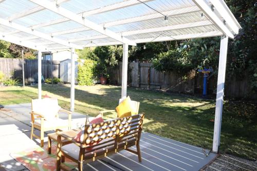 une pergola sur un patio avec deux chaises en dessous dans l'établissement Private Master Suite with workplace, & OutdoorSitting, à San Mateo