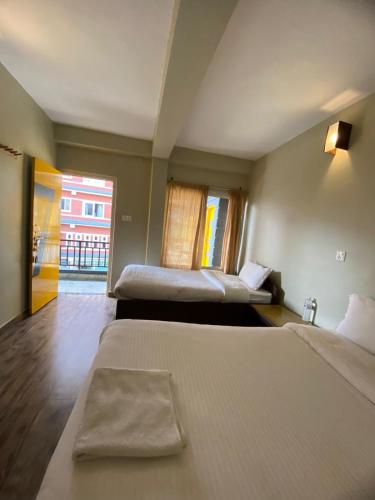 Una cama o camas en una habitación de Lakers Bed and Breakfast
