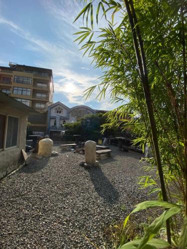 Un jardín fuera de Lakers Bed and Breakfast