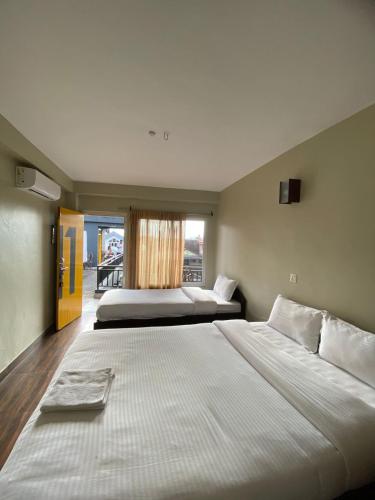 Una cama o camas en una habitación de Lakers Bed and Breakfast
