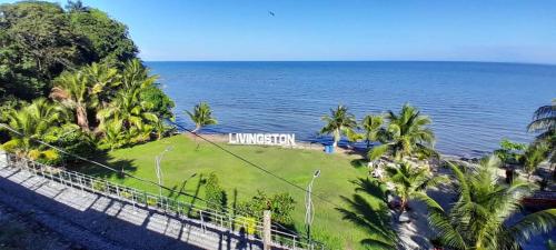 a view of the ocean from the balcony of a resort at Apartamento Coco & Tambor in Livingston Izabal in Lívingston