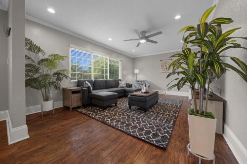 un soggiorno con un divano e alcune piante di Lovely 3BR Home by WEC, Silver Springs & Downtown! a Ocala