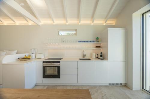 Cuisine ou kitchenette dans l'établissement Yellow Hut