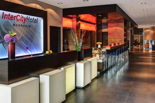 a lobby of a hotel with a bar at IntercityHotel Mannheim in Mannheim