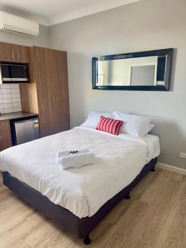 Un dormitorio con una gran cama blanca con una almohada roja. en The Mark Stays, en Lambton