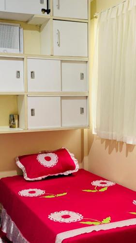 a red blanket sitting on a bed in a room at GUARÁS - Complete & excellent locationCOP 30 in Belém