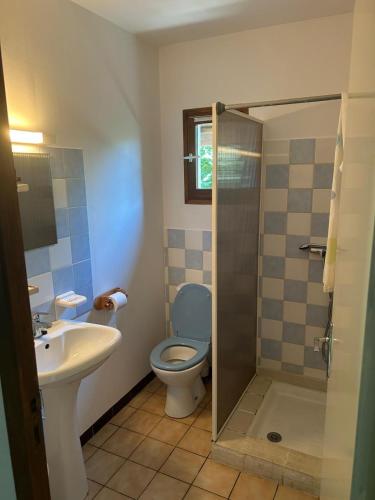 une salle de bain avec toilettes, lavabo et douche dans l'établissement Maison de Vacances, à Pradelles-Cabardès