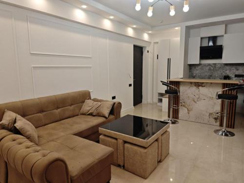 una sala de estar con un sofá y una mesa en сдается квартира, en Tiflis