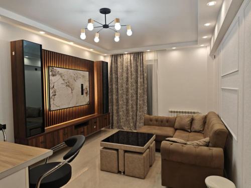 una sala de estar con un sofá y una mesa en сдается квартира, en Tiflis