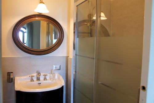 W łazience znajduje się umywalka i prysznic. w obiekcie Casa Via del Mare w Taominie