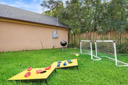 a backyard with a soccer field and a goal at Nr DT, Med Center, Midtown Sleeps 16 Game Room in Houston
